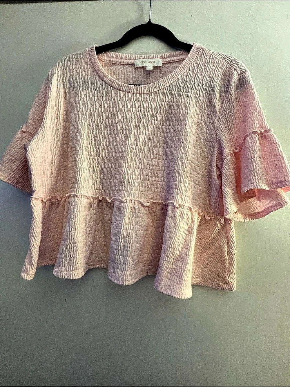 PINK ROSE Textured Ruffle Blouse in Pink Size Large Like New